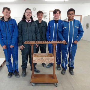 Construction bois EPS par les 3A - Réalisation du râtelier en bois pour les raquettes de tennis de table par les élèves de 3A- Cours Atelier Habitat avec Mr Schwartz